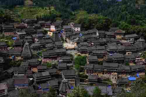 高定村