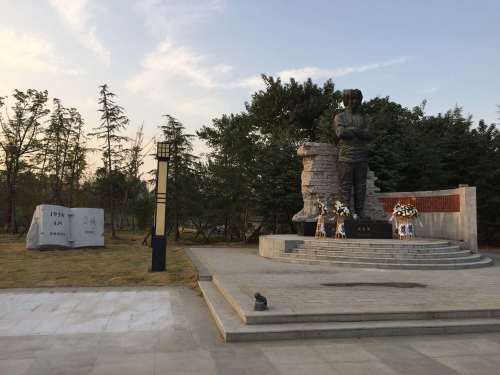 成本华纪念广场