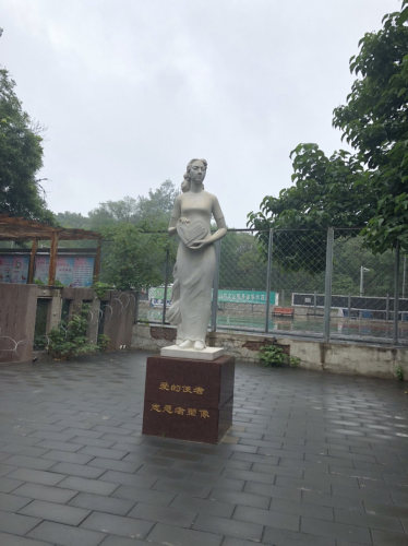 爱的使者志愿者塑像
