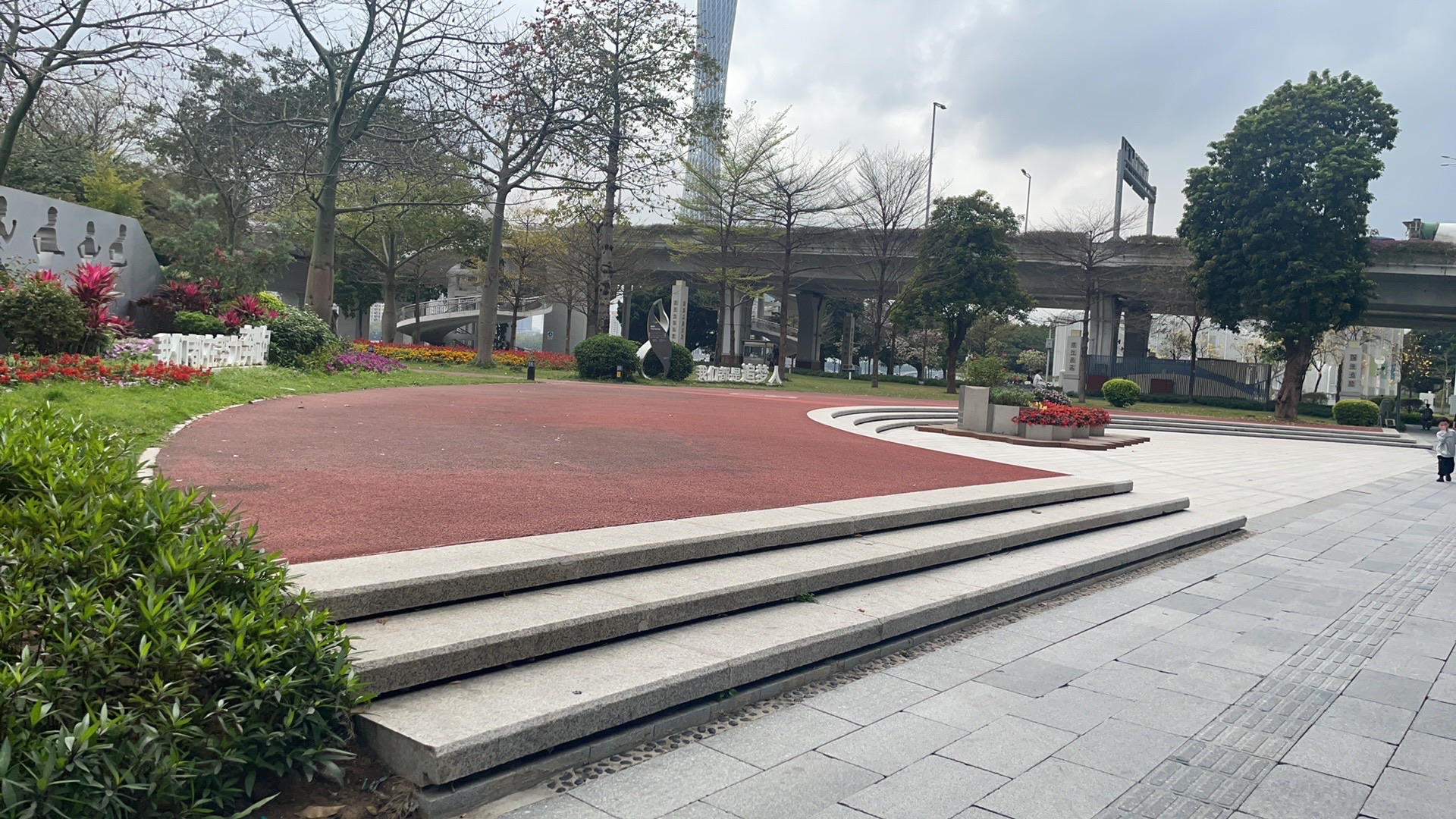 临江带状公园