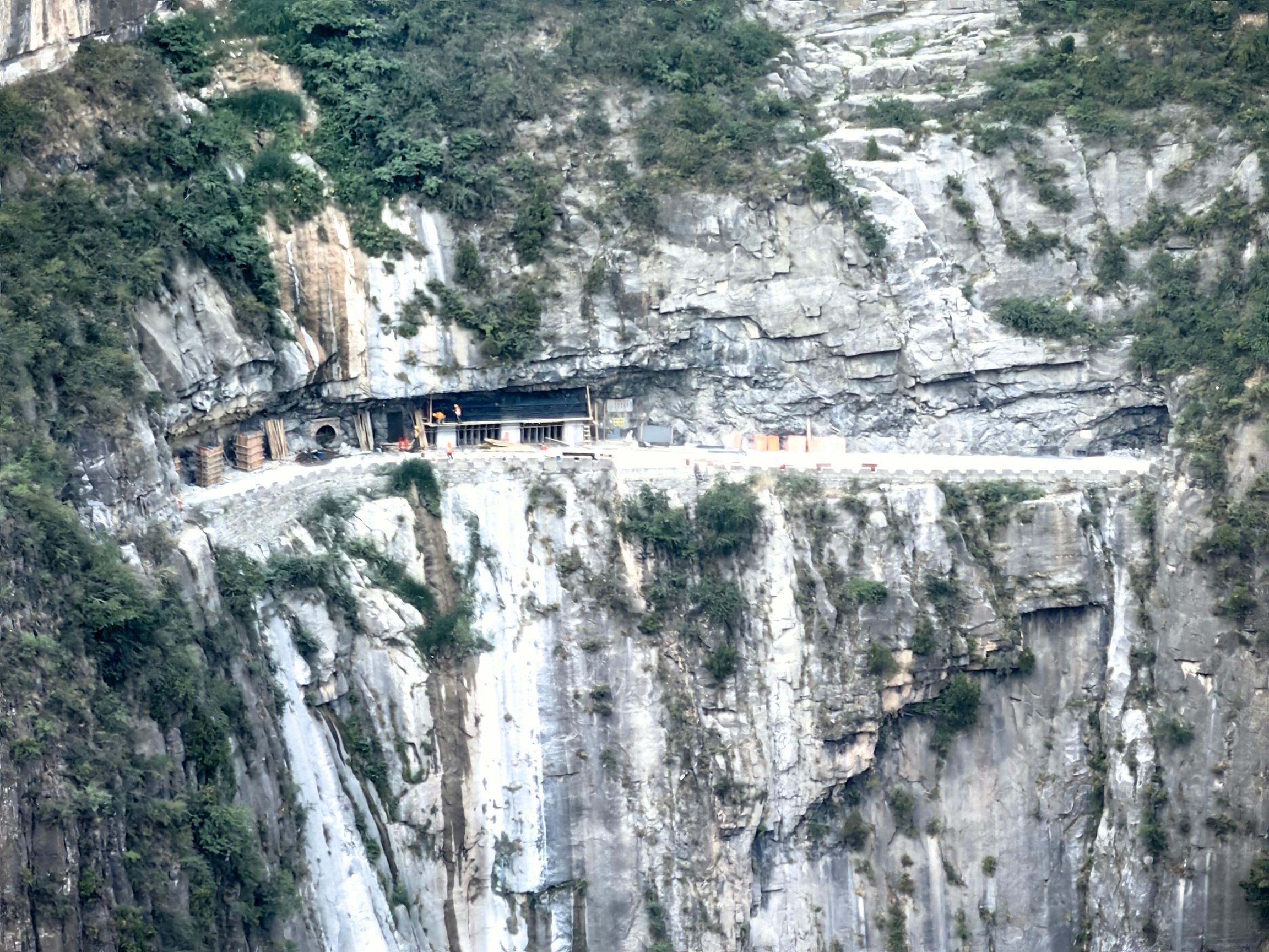 神龙湾挂壁公路观景台