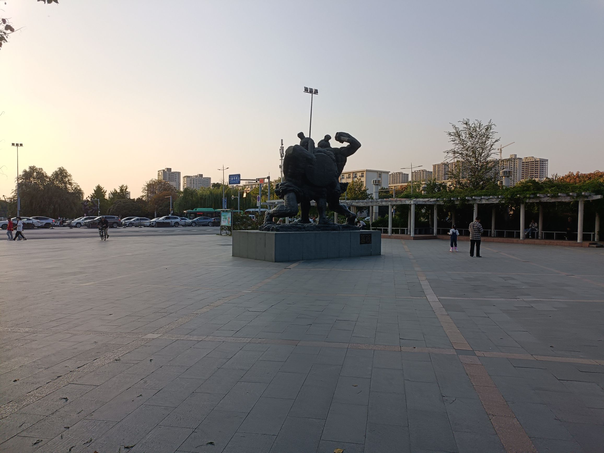 东风渠滨河公园(东风路)