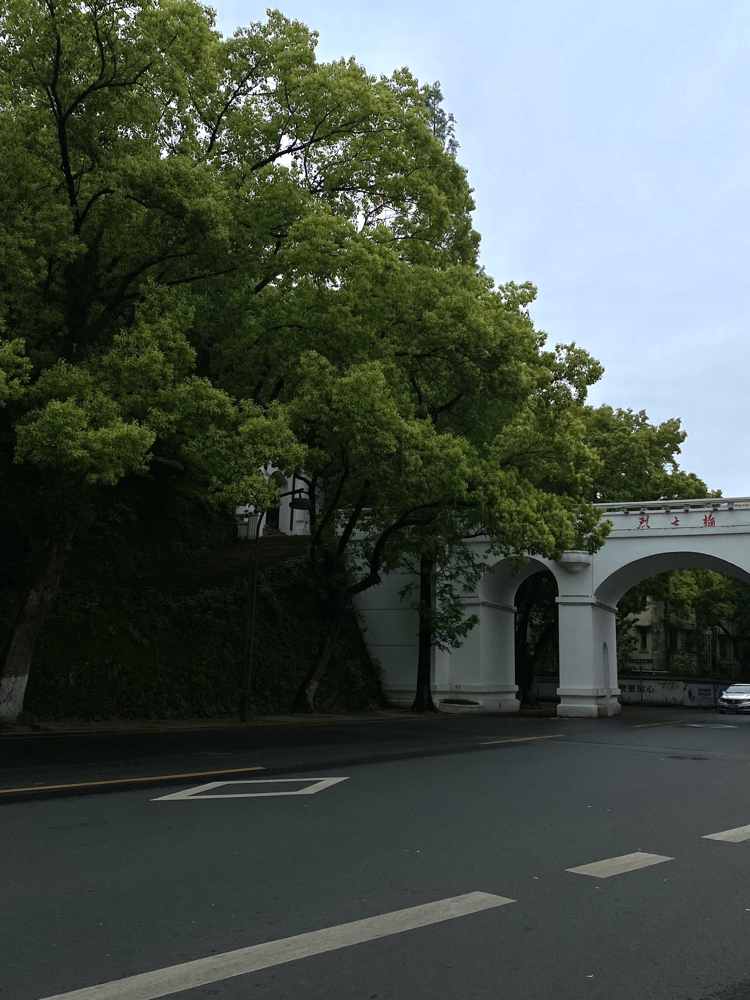 解放一江山战斗烈士墓道