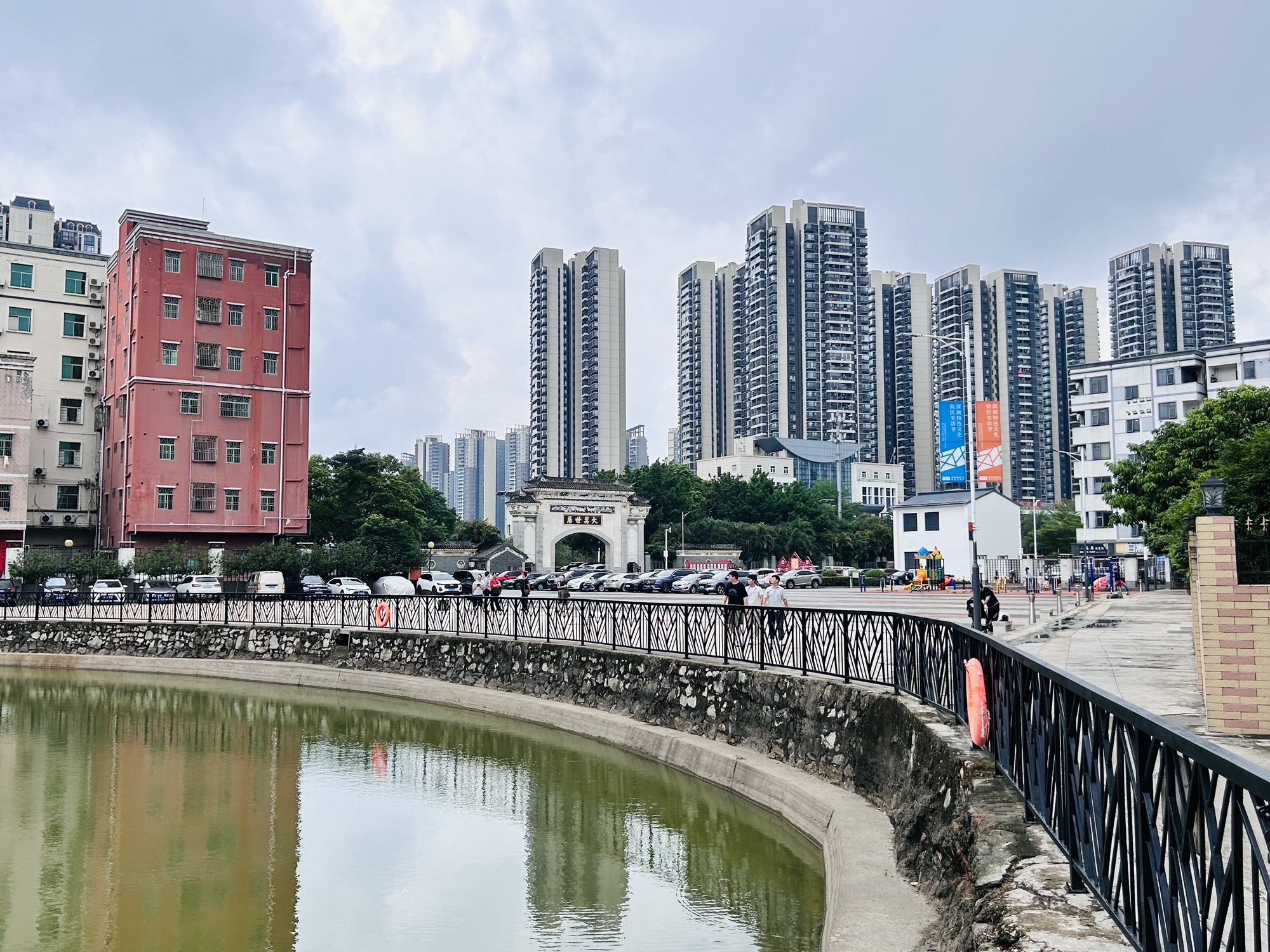 大万世居