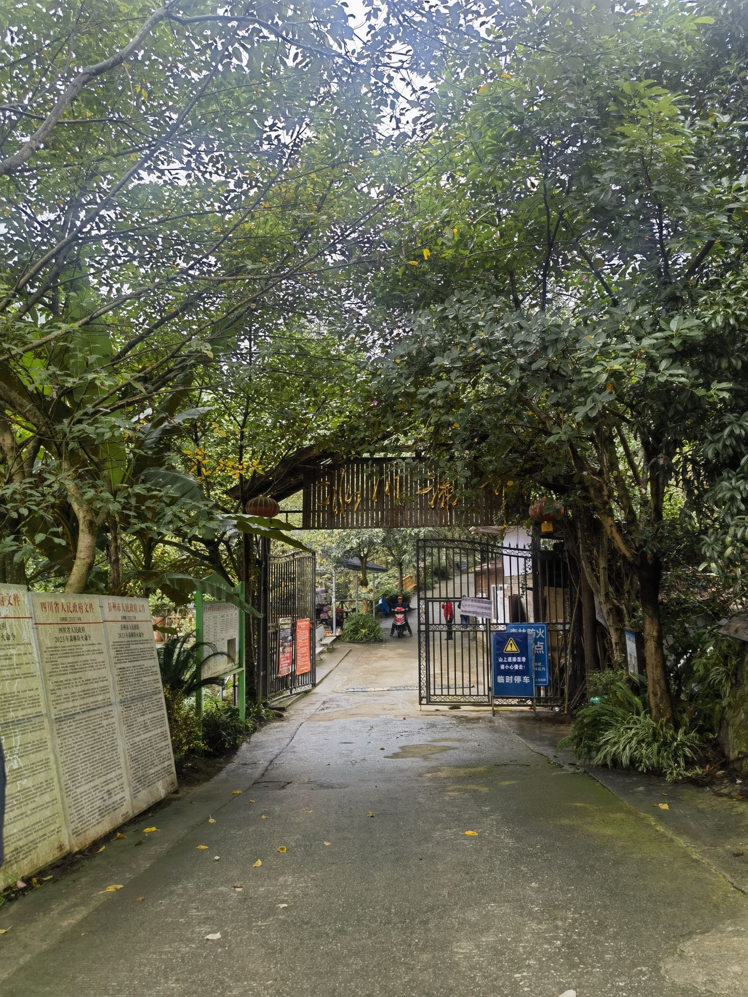 冰川瀑布