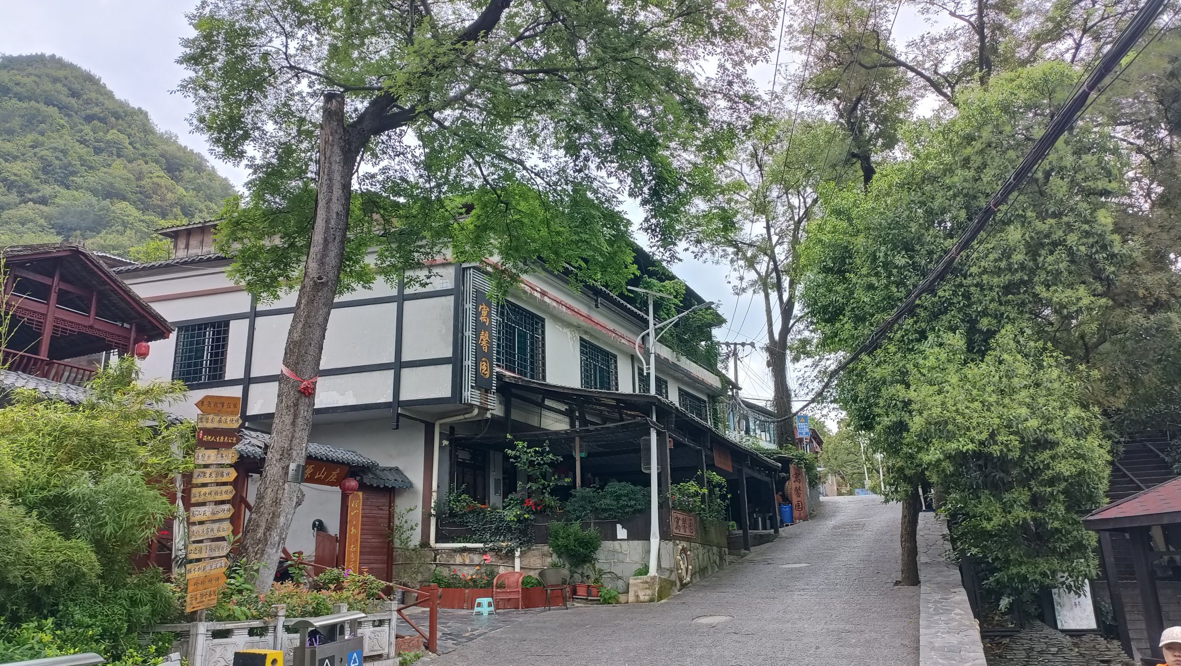 麦翁布依古寨