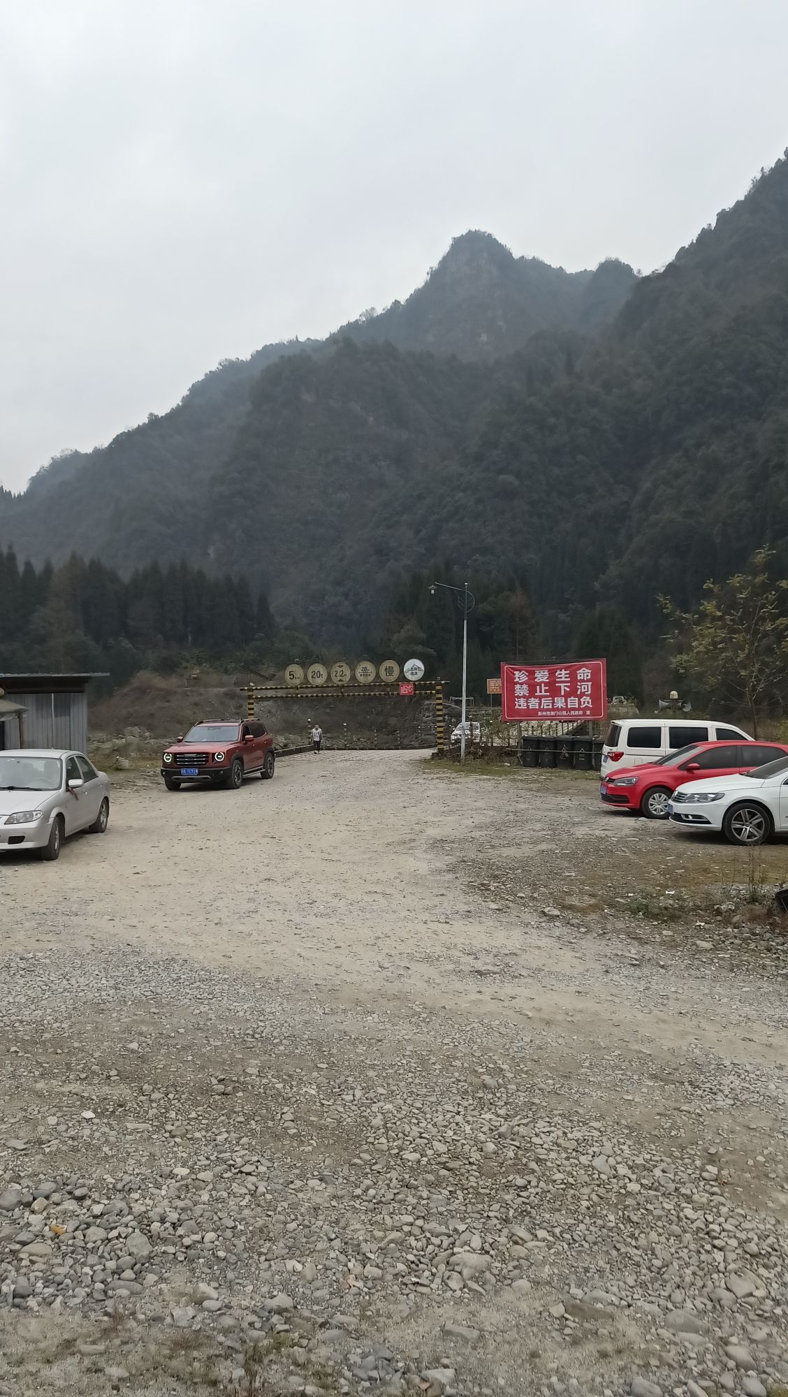 卧龙谷瀑布旅行图片