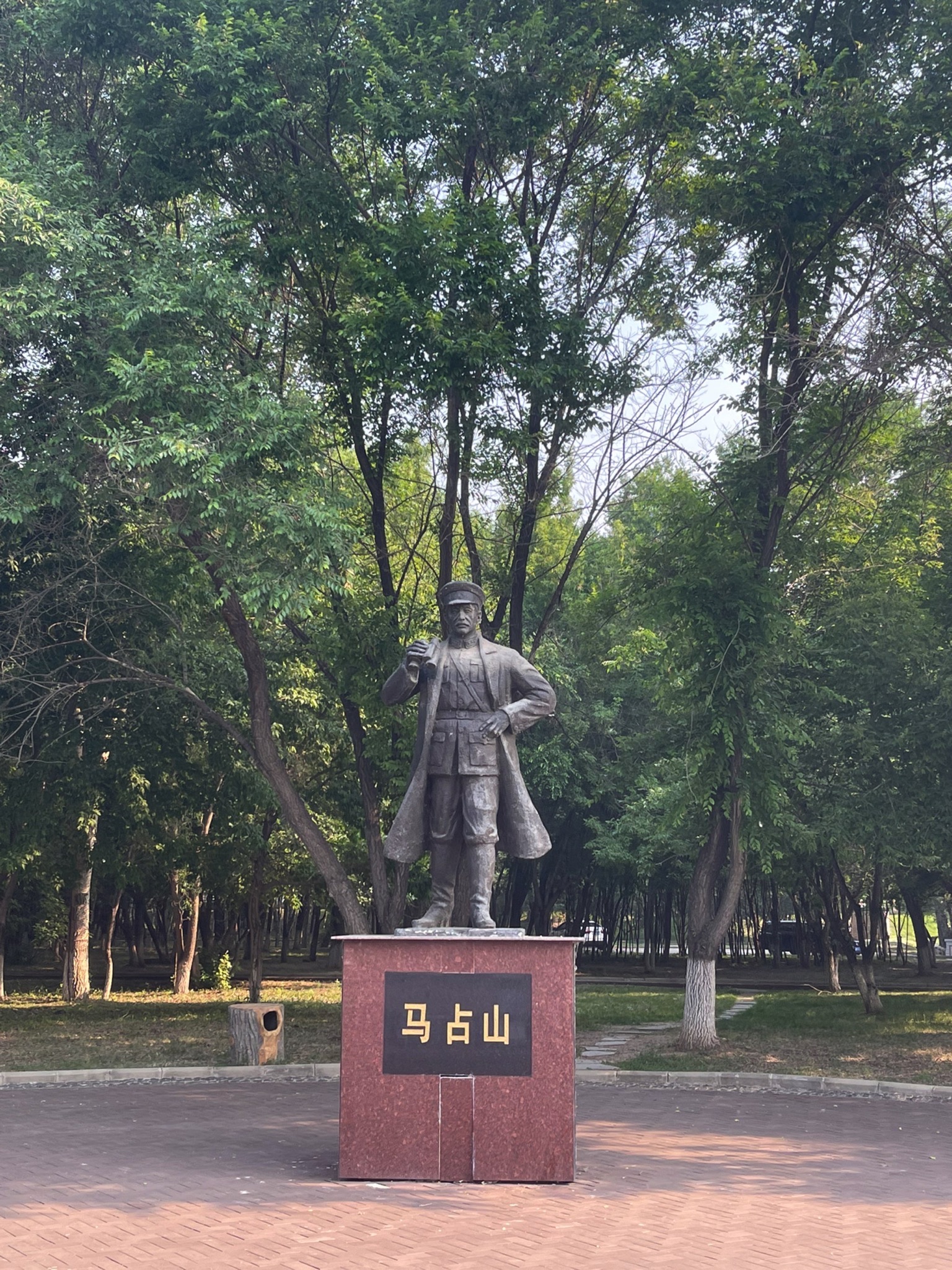 马占山雕塑旅行图片
