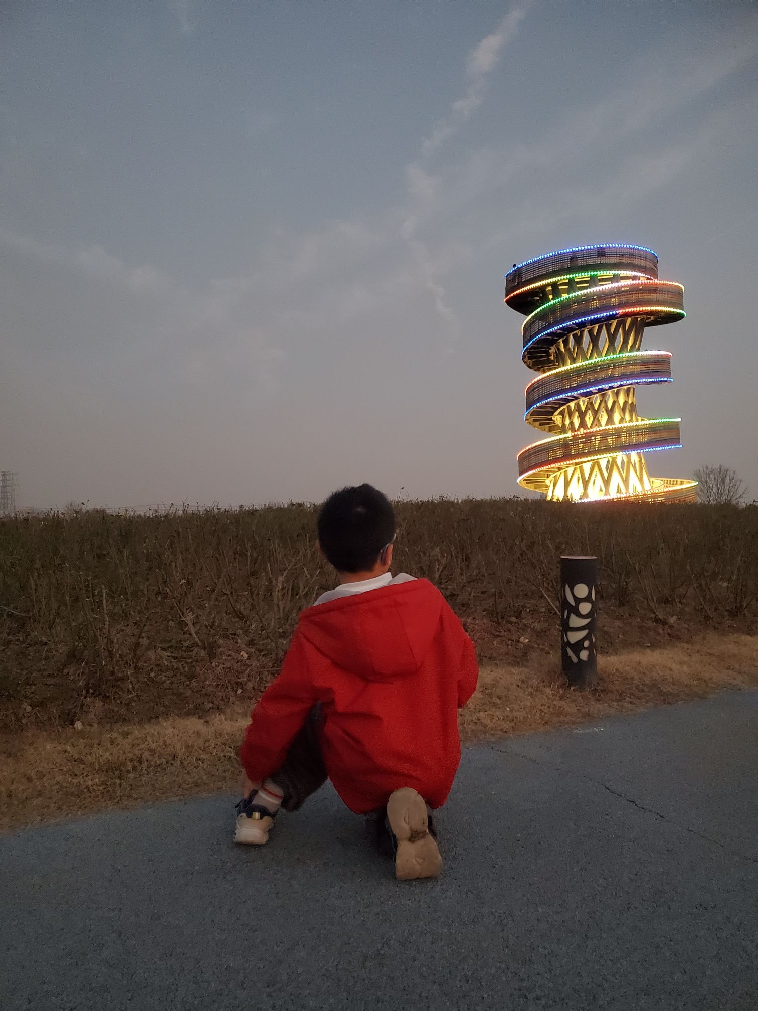 青年创意田园旅行图片
