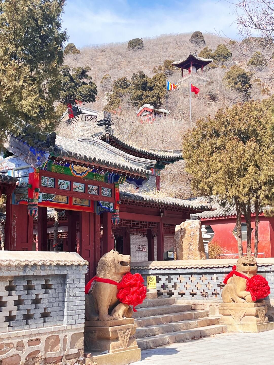 凤凰山(凤凰山水园东北)