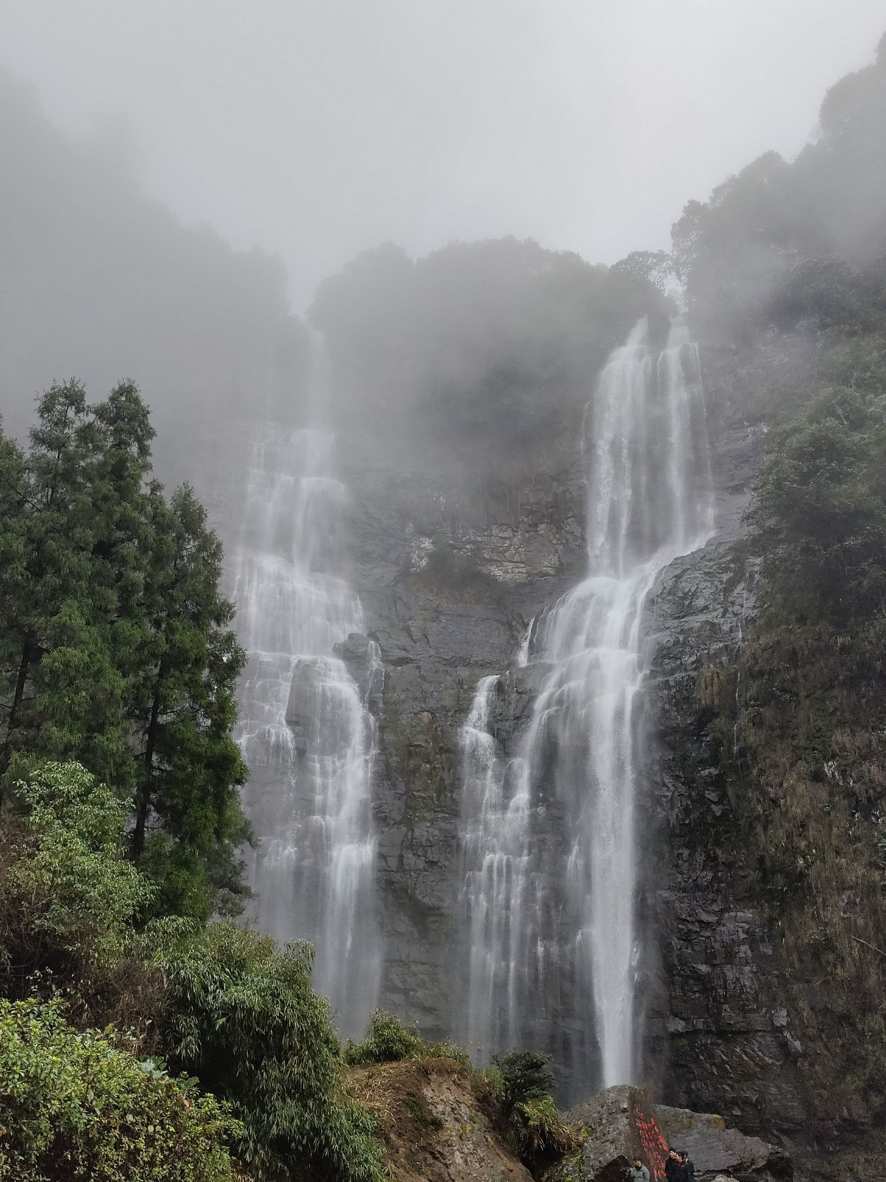 红岩双瀑