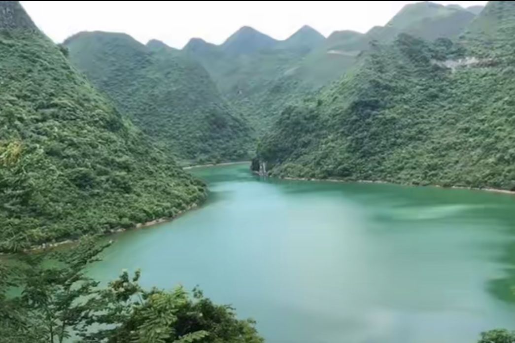 乐业县天鹅湖景区