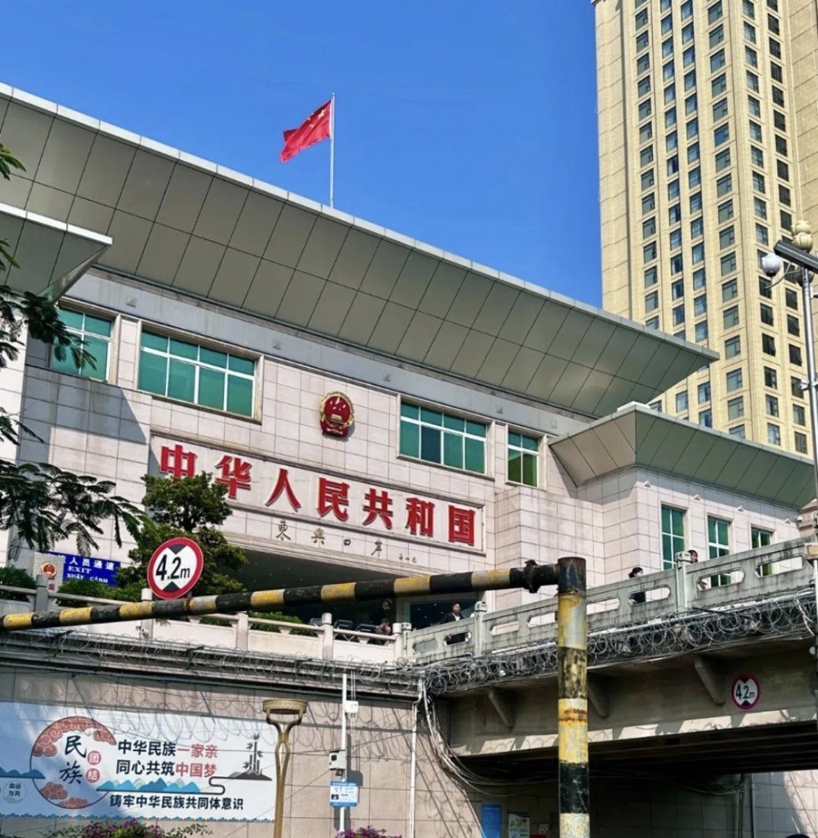 东兴国门景区