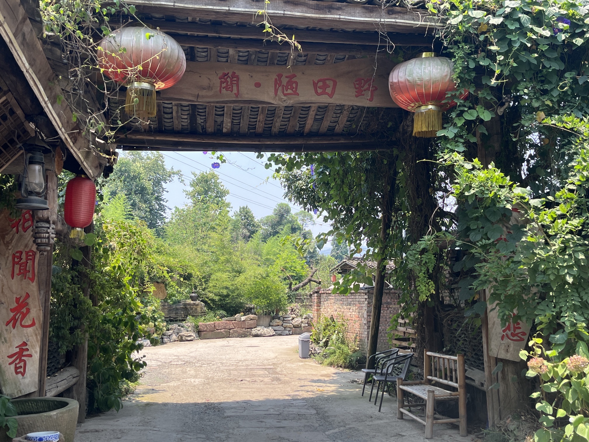简陋田野旅行图片
