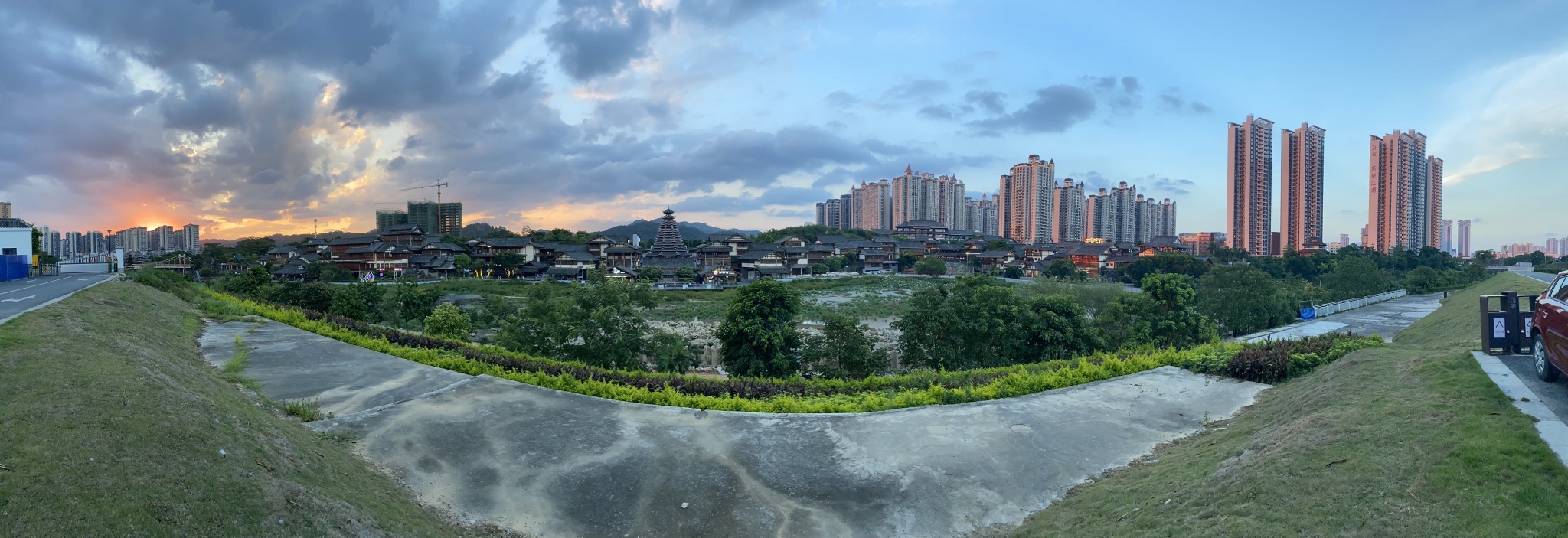 江边休闲广场