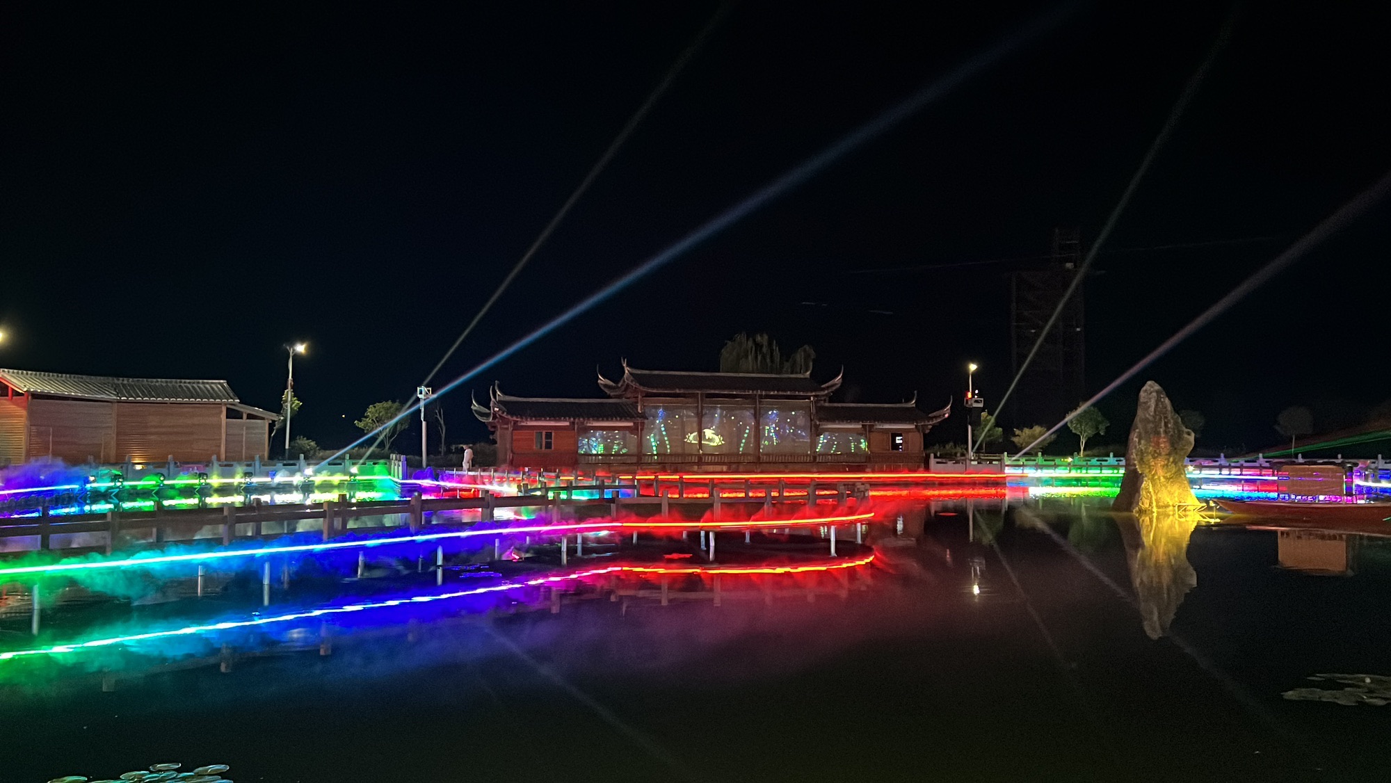 石下听泉