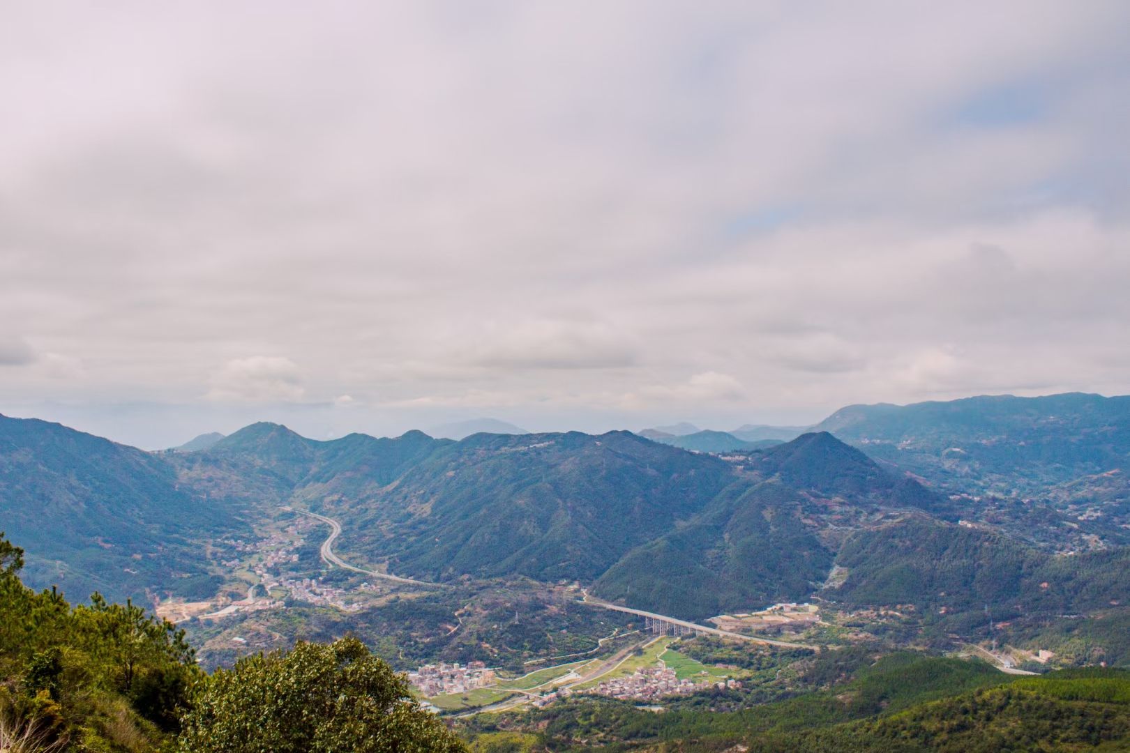 塔山风动石