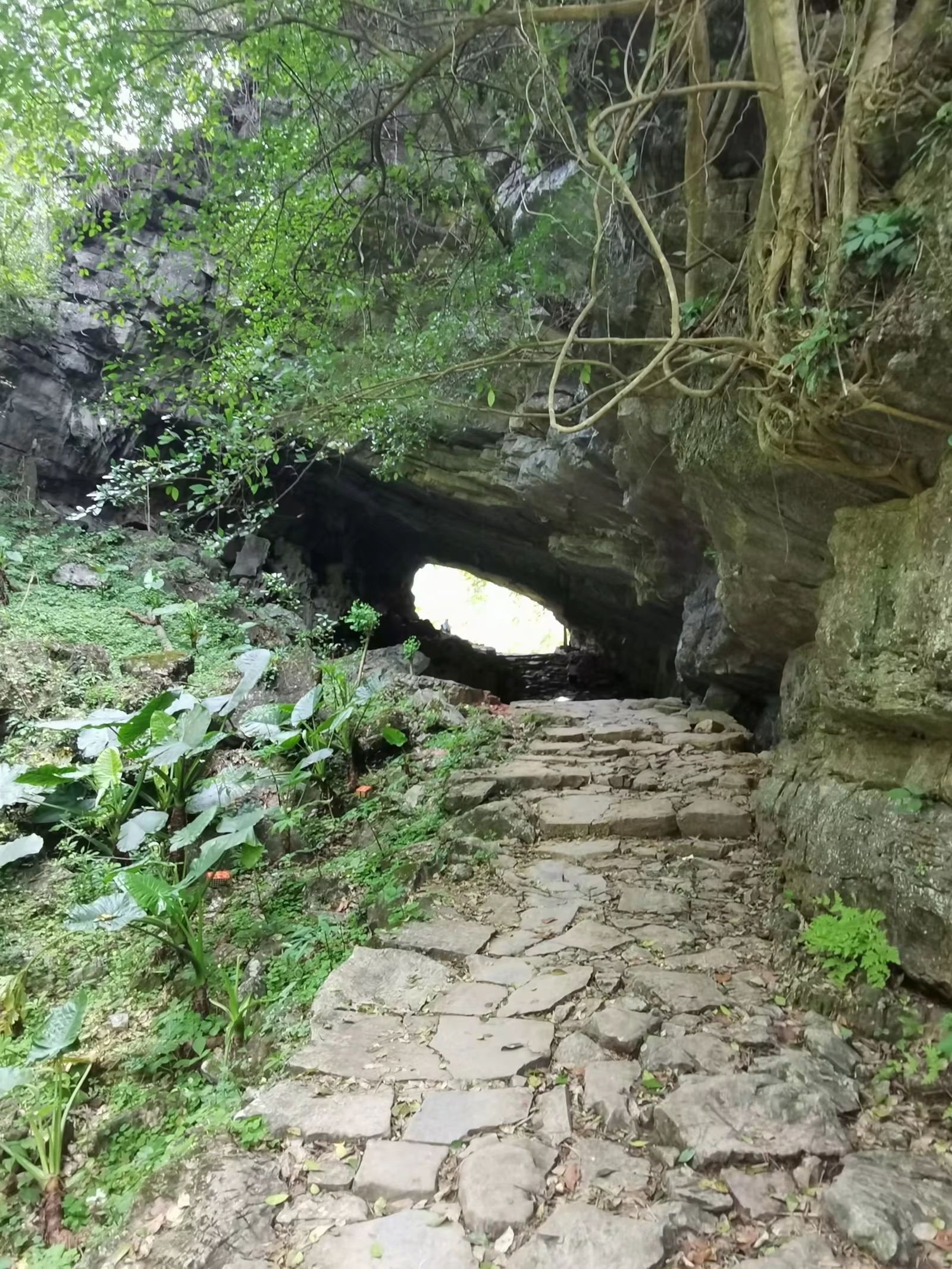 穿岩古道