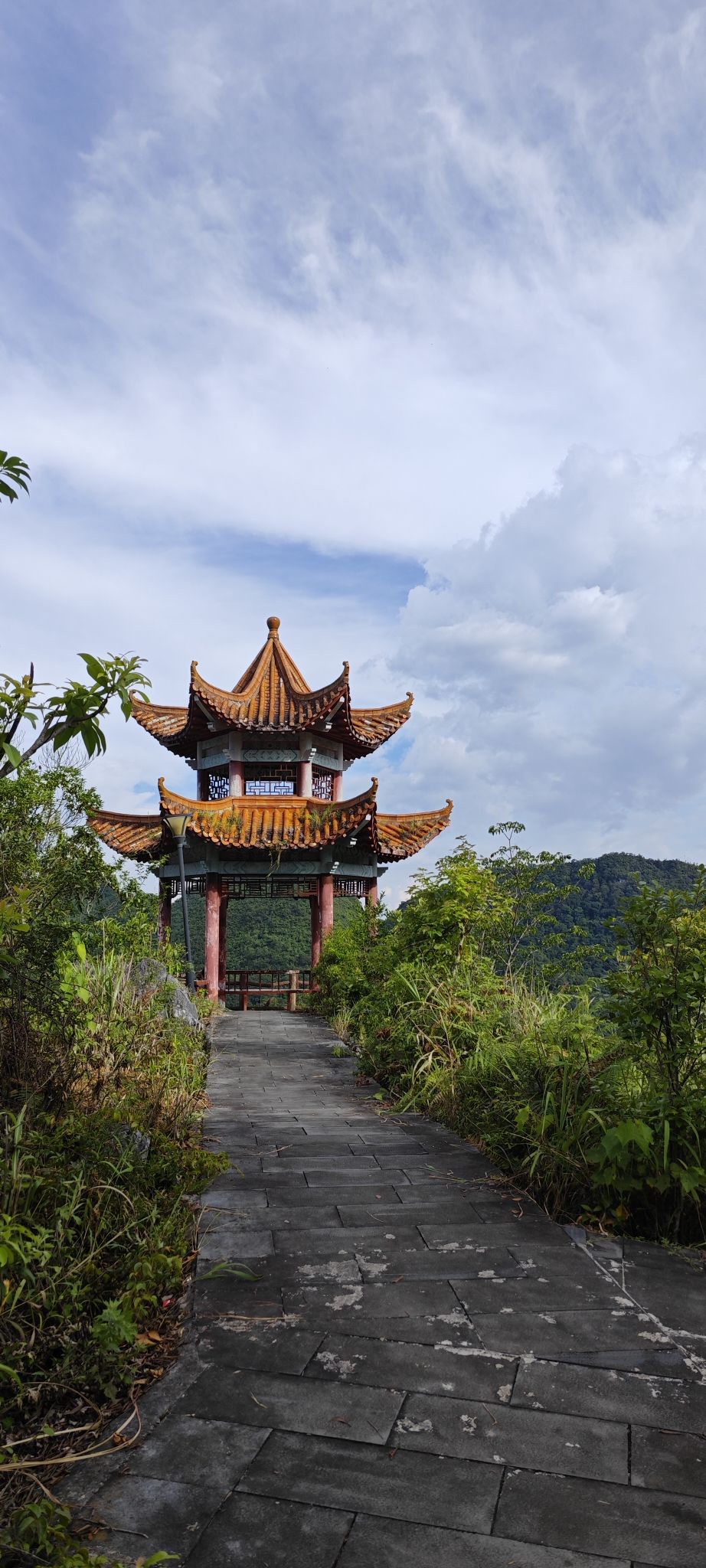 乐业电视山景观凉亭