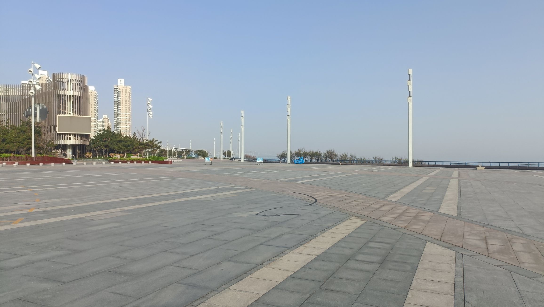 烟台之夜七彩长廊广场旅行图片