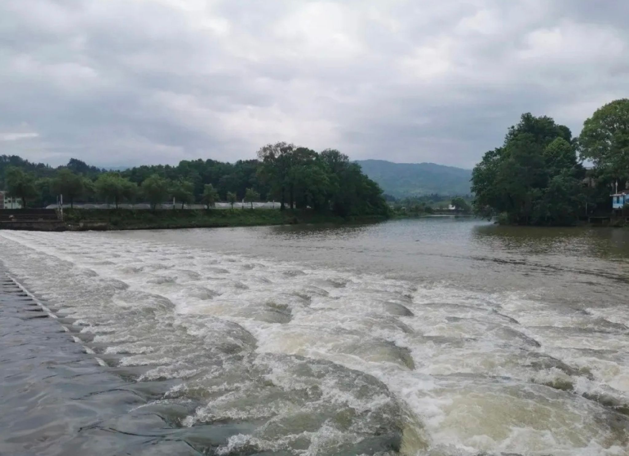 画里小河·网红鱼鳞坝旅行图片