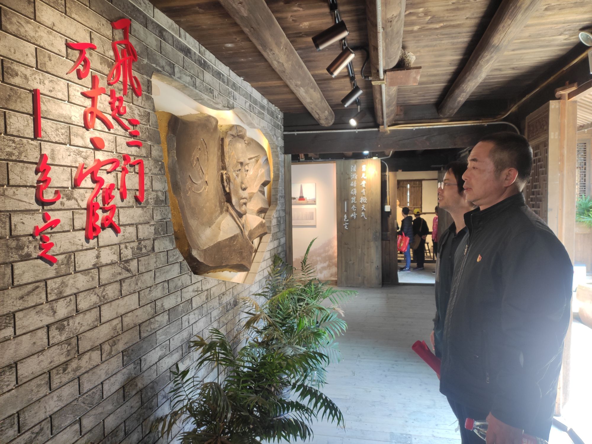 亭旁红色景区