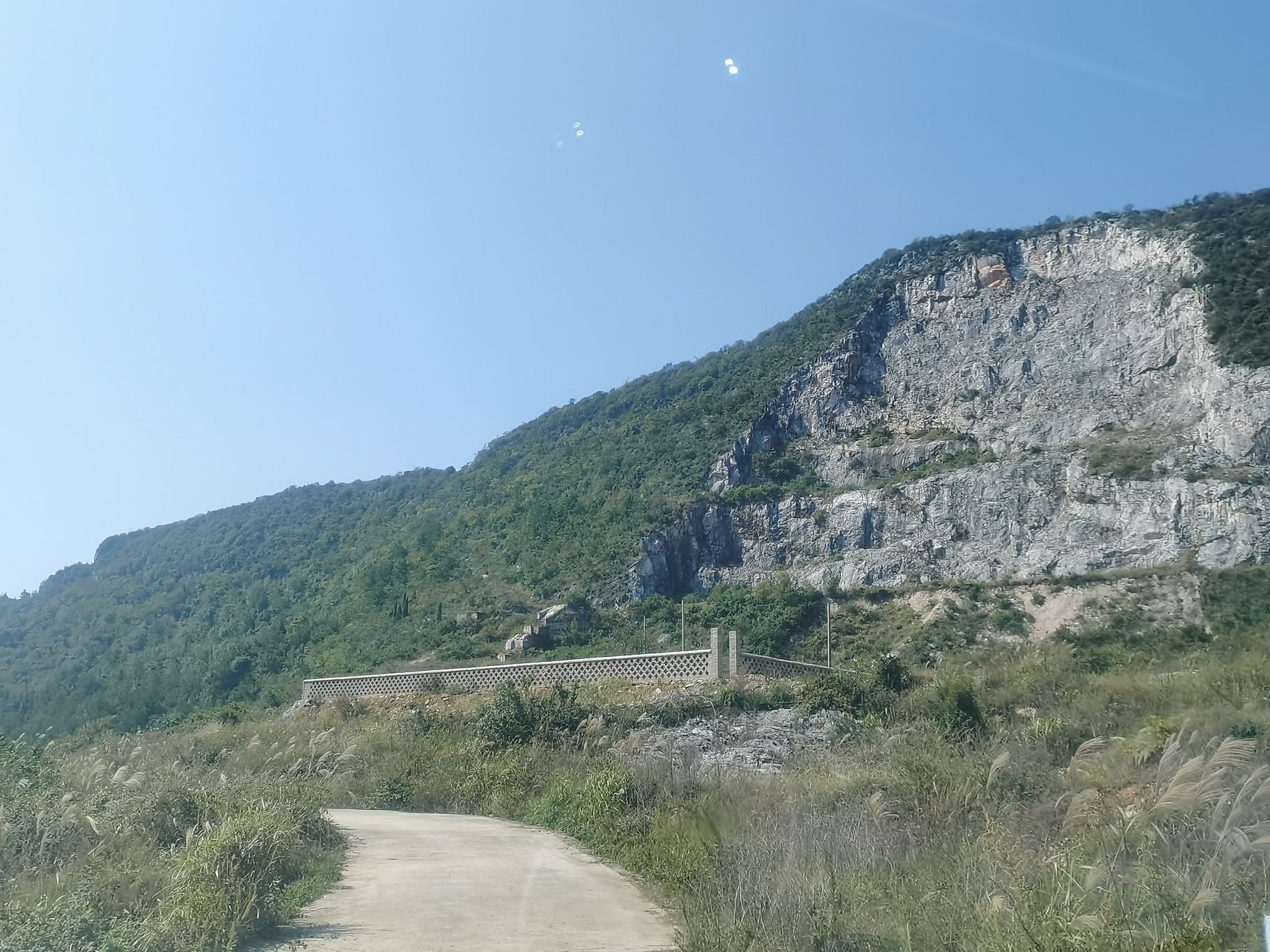 松林村湖边沙滩