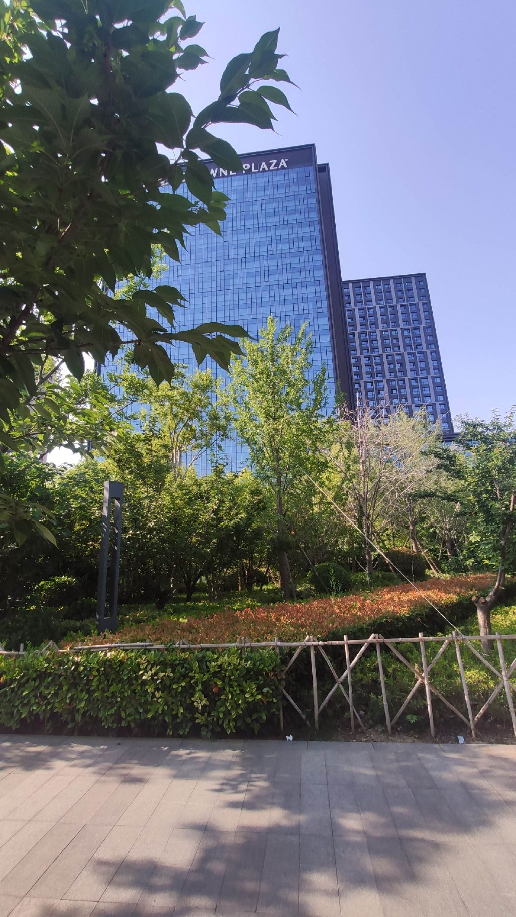 郑州高新皇冠假日酒店街心花园旅行图片