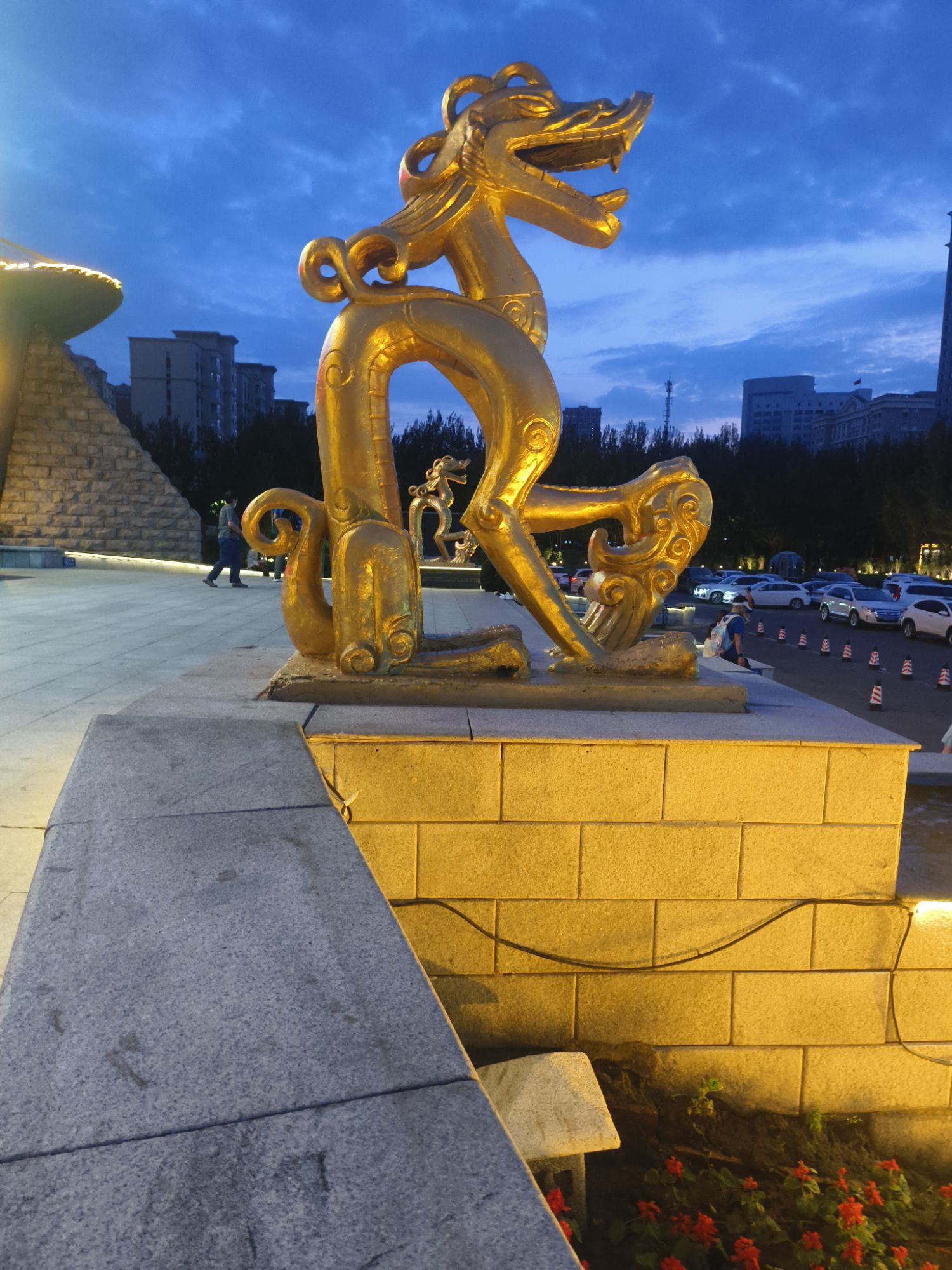 铜坐龙