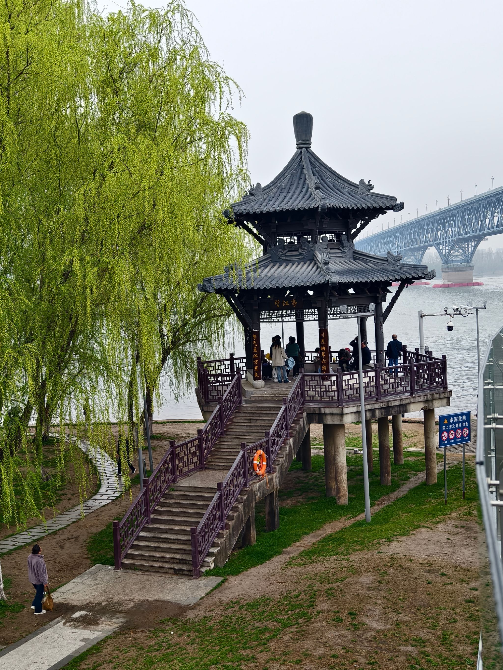亲水圆环景观桥旅行图片