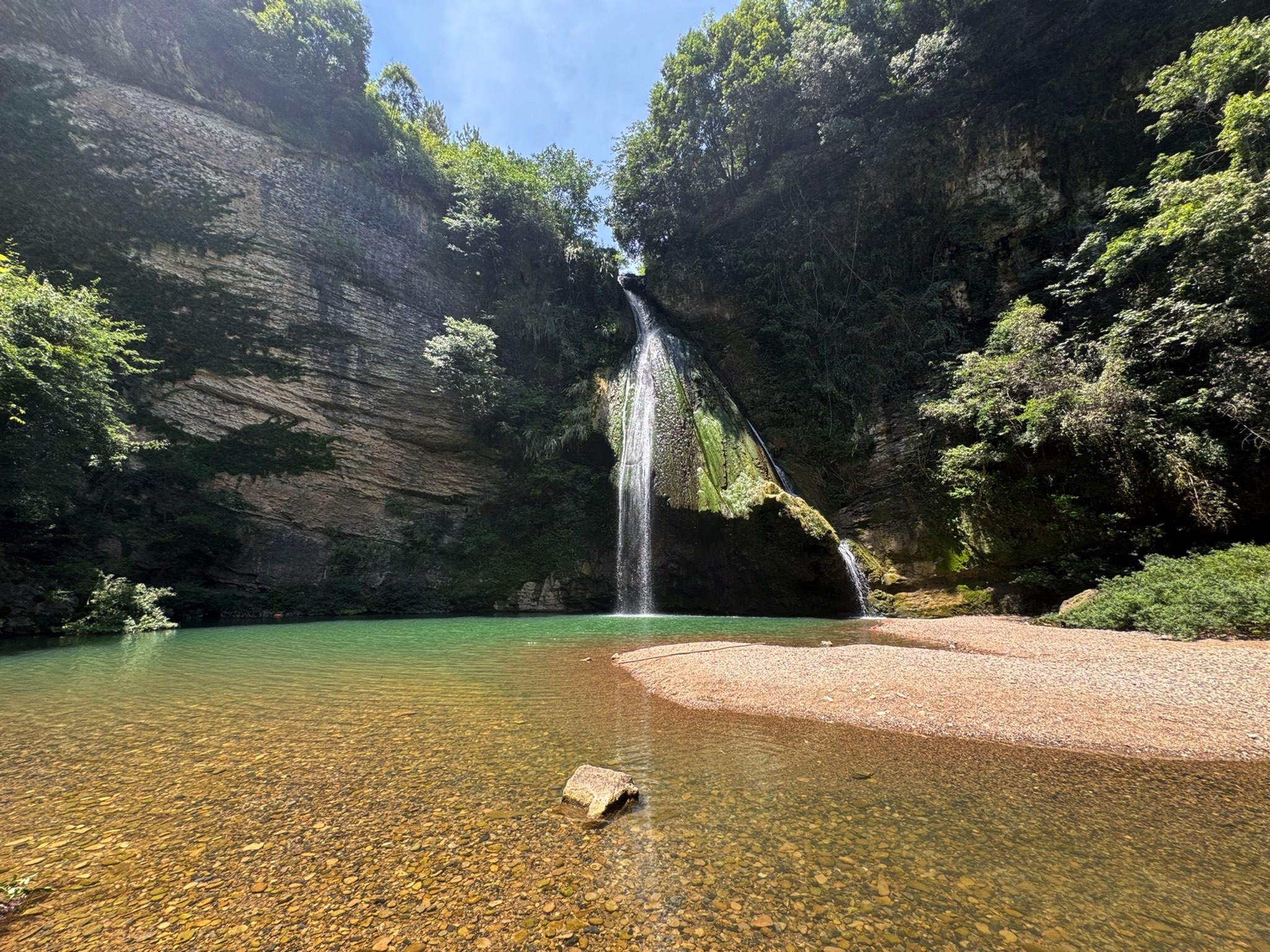 樱花溪瀑布旅行图片