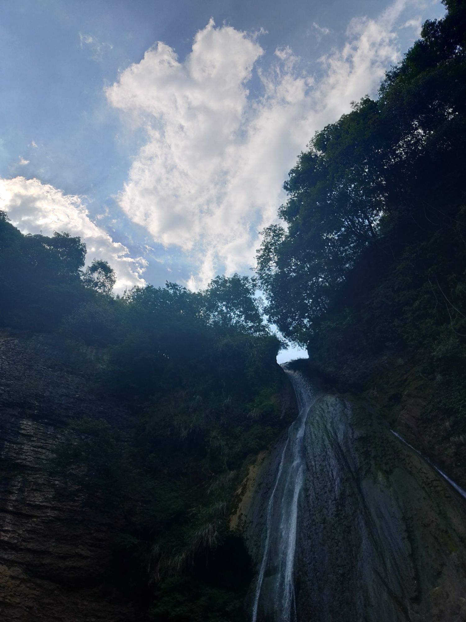 樱花溪瀑布旅行图片