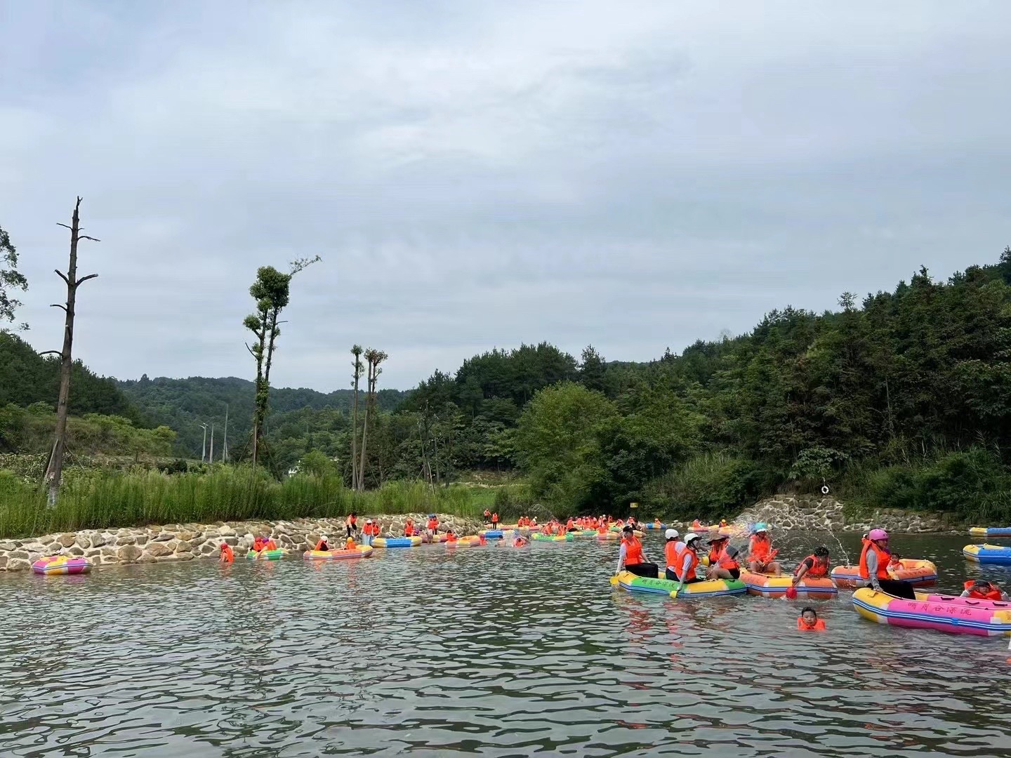 明月谷探险漂流