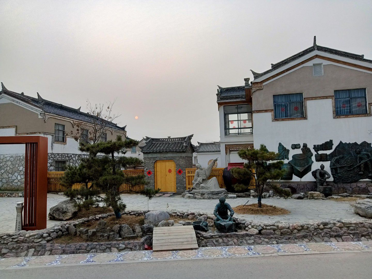 倪园川上村红船广场