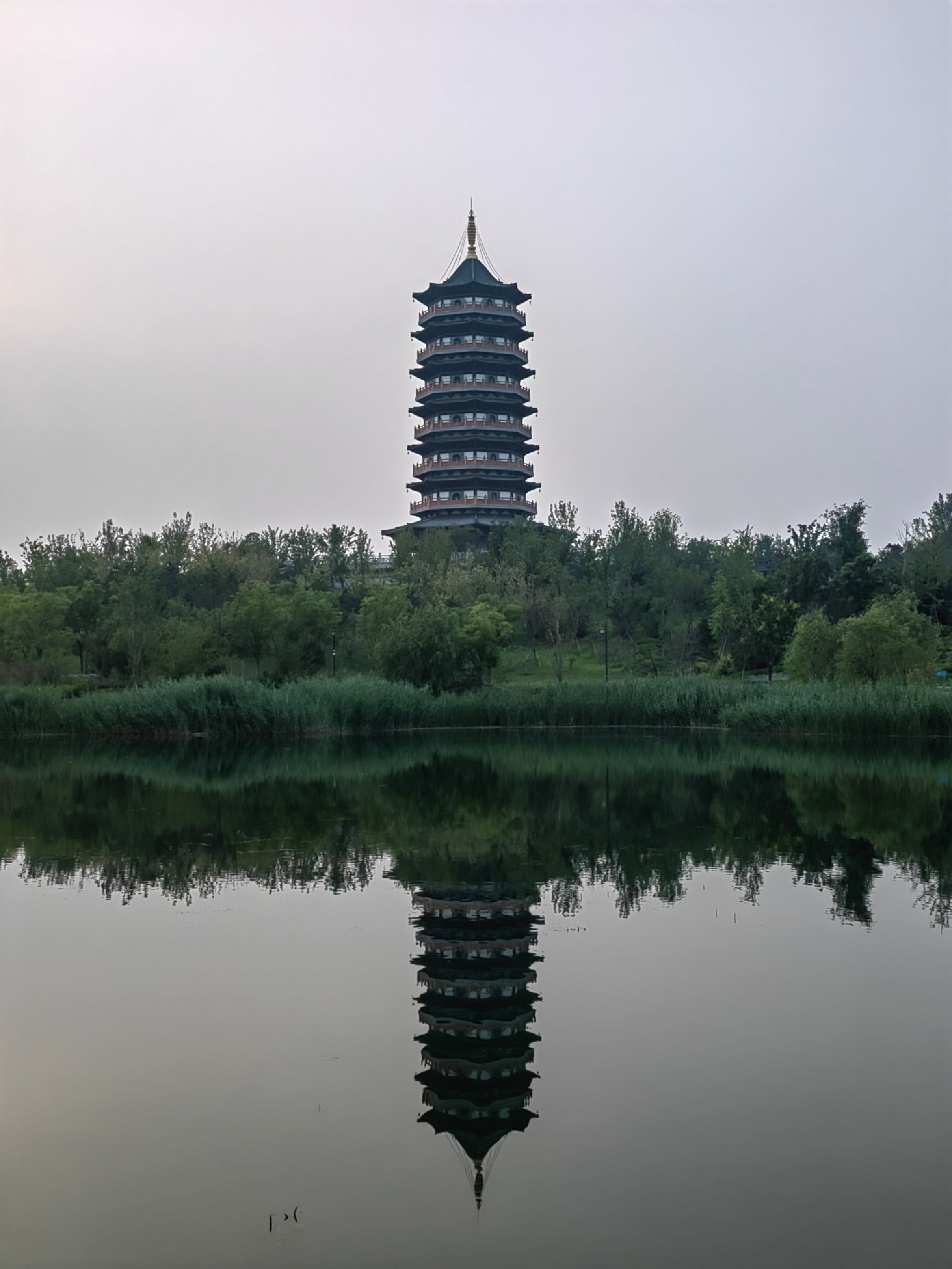 塔影在波