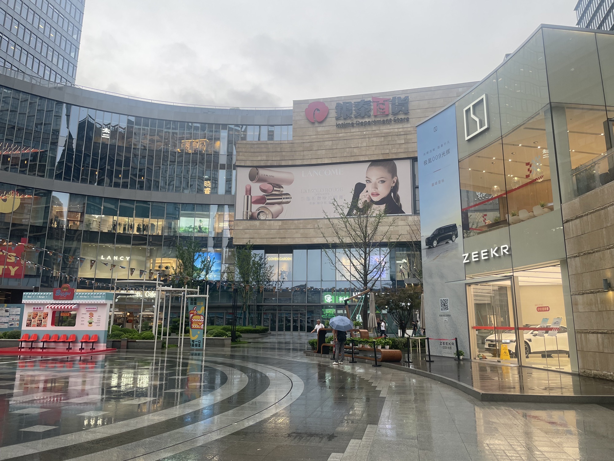 滨江银泰AB区外广场