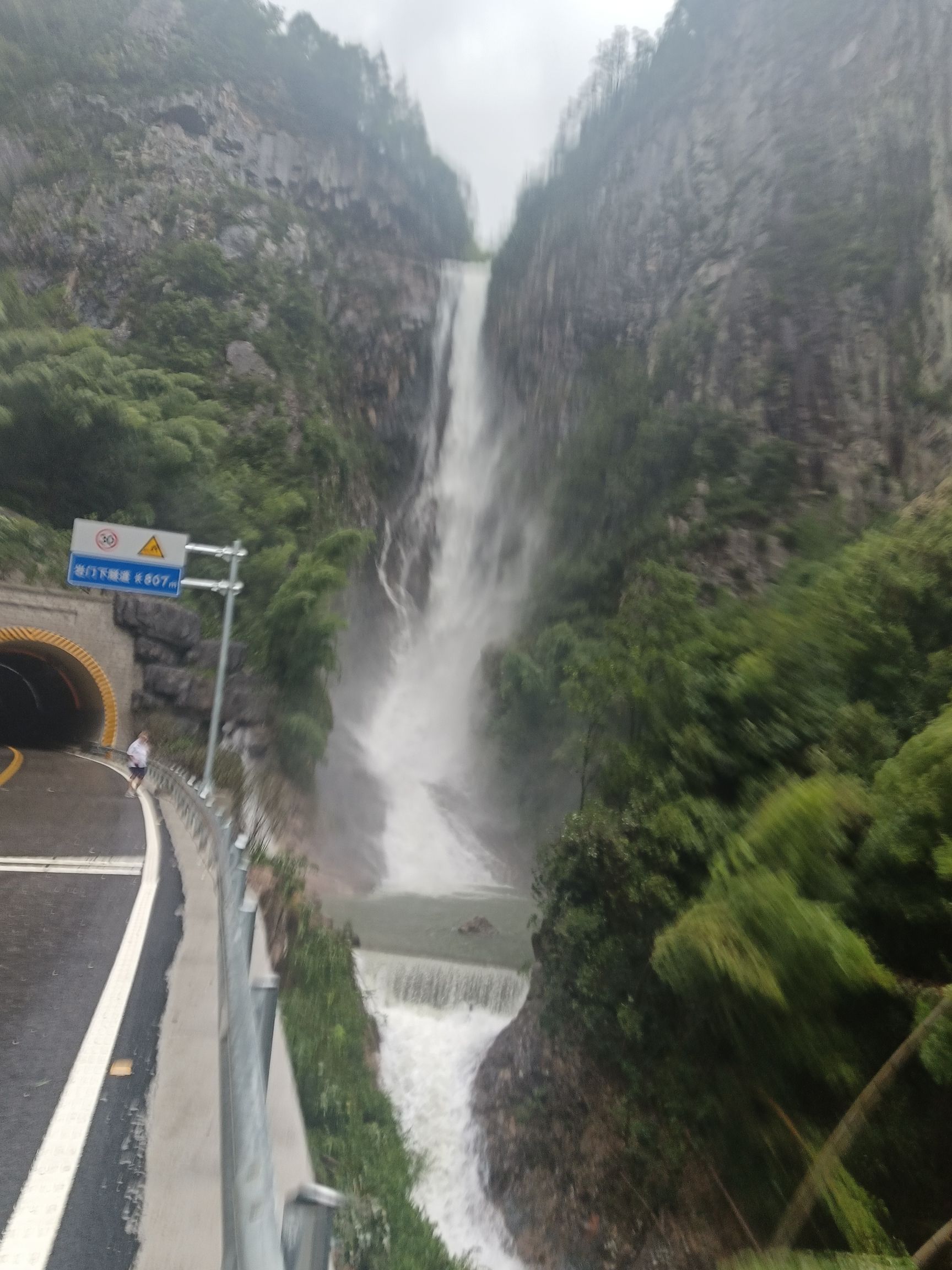 永嘉县鹤盛镇岩峰村碏头瀑布
